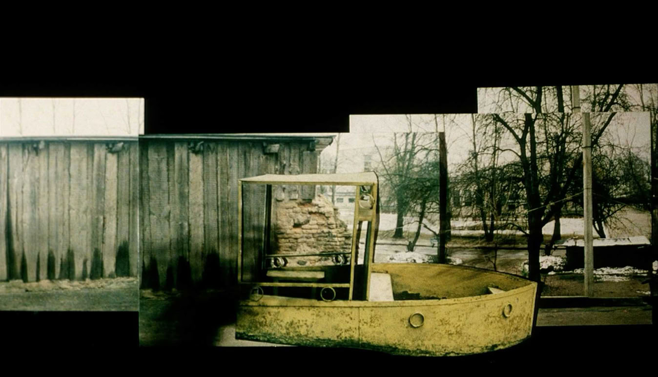 Das Standbild aus dem Trickfilm Nordost von Basil Vogt (2001) zeigt eine Bildcollage der Krivių Strasse in Vilnius Litauen 1996. Das Boot ein Spielplatzelement.
