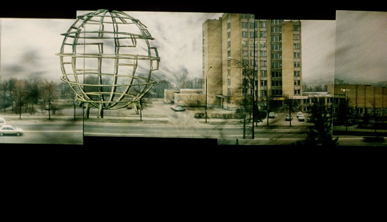 In der Cut-Out Animation ist eine Häuserzeile von Vilnius zu sehen. Ein Globus (Spielplatzelement) fliegt vorbei, angetrieben durch einem projizierten und animierten Schatten.