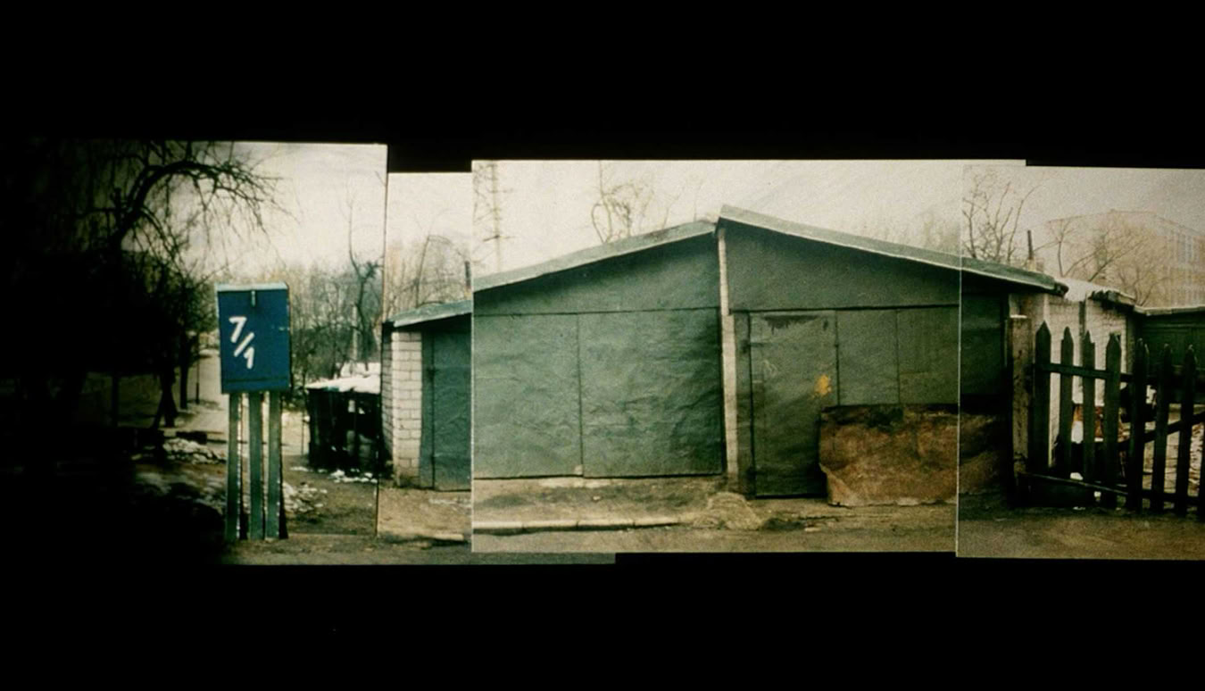 Schopf und Brifkasten an der Krivių Strasse in Vilnius Litauen sind ausgeschnittene Bildelemente und bilden ein Traveling im Animationsfilm Nordost von Basil Vogt 2001