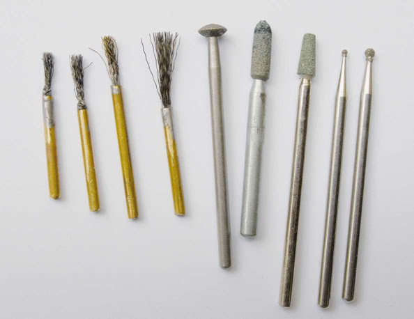 Mit diesen Werkzeugen wurden Spezieleffekte direkt ins 35mm Kinofilmmaterial gekratzt, zum Beispiel Rauch und Wasser.