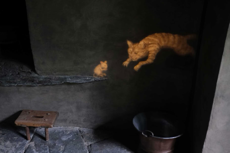 Die interaktive Laterna Magica von Basil Vogt erlaubt die Projektion mit Bewegung an die Museumswand. Die Katze kommt ins Bild, Die Maus rennt davon. 