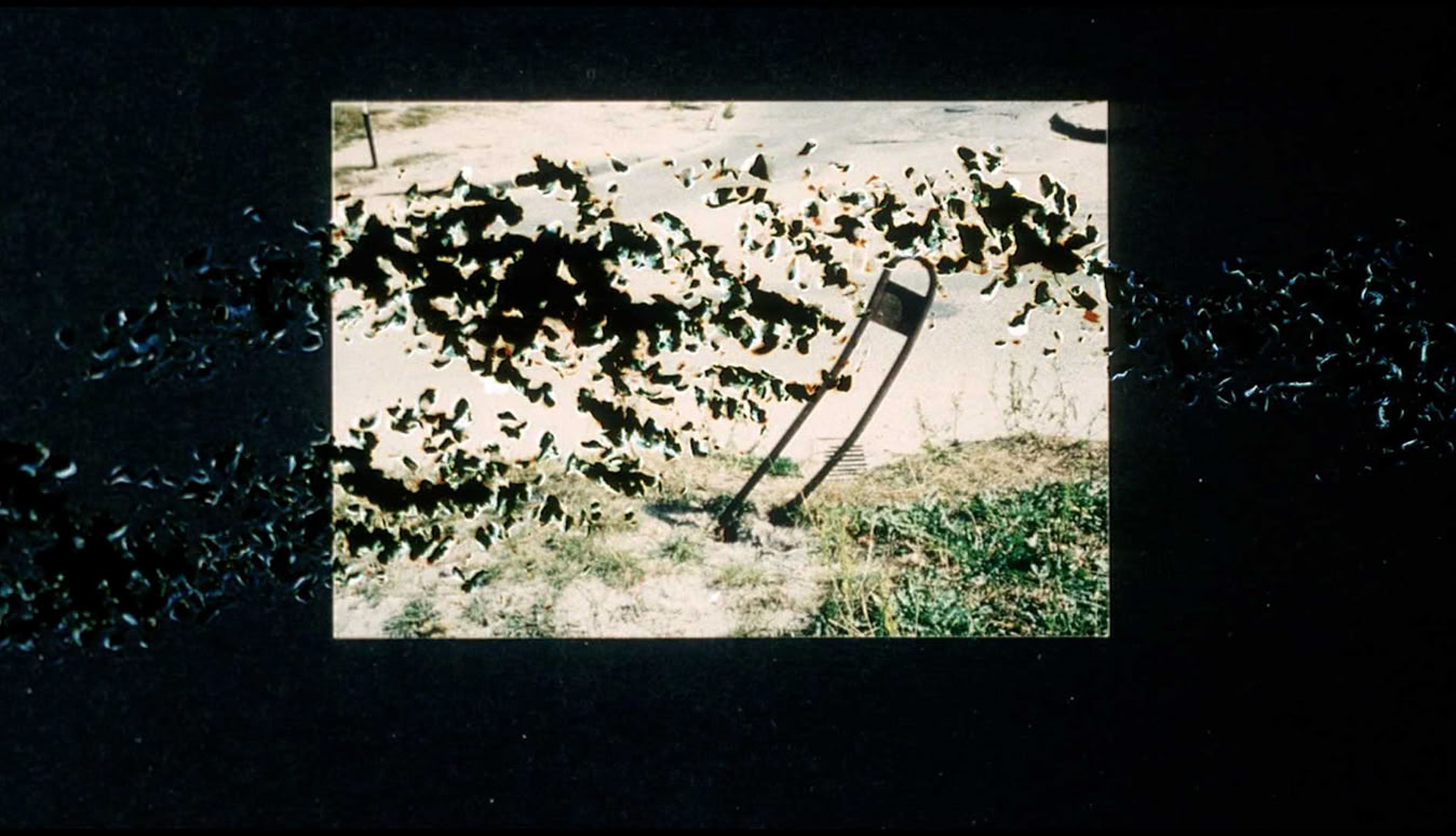 Eisenstangen markieren Gasleitungen in Litauen. In diesem Animationsfilm kämpfen diese Eisenstangen gegen einen feindlichen Schatten. Der Schatten ist direkt ins 35mm Filmmaterial gekratzt.