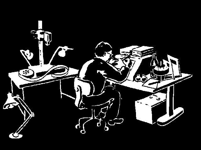 Arbeitstisch im Trickbüro Atelier mit Objekten, Kamera, Bürolampe, Zeichentrickfilm Leuchtpult, Weinflasche, Filmrolle